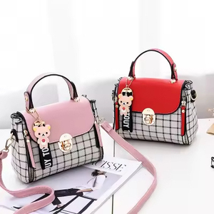กระเป๋าถือสตรีสะพายไหล่สี่เหลี่ยมลายขวางพร้อมซิปปิดแฟชั่น tdbb - Product Image 2