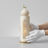 Dernières décorations de Ramadan pour la maison : lanternes à bougies en métal beige et or avec un dessus en forme de croissant de lune, design moderne fait main