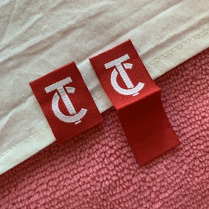 Etiqueta del dobladillo de la camiseta de la parte inferior del lado doble del pliegue de la cubierta del libro, etiquetas de dobladillo del puño de la manga de la ropa del tamaño pequeño del logotipo limpio - Product Image 4