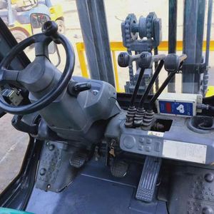 Montacargas Diésel Usado Komatsu FD30-16 de Fábrica, Capacidad de Carga de 3 Toneladas, Cabina, Tracción 4x4, Mástil de Dos Etapas, Accesorios para Mini Montacargas - Product Image 6