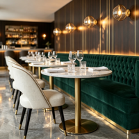 Ensemble de meubles de restaurant de luxe moderne : banquette capitonnée en velours vert émeraude, table et chaises droites pour hôtel et salon