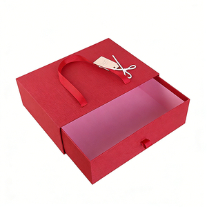 Scatole Regalo di Lusso Personalizzate con Coperchio Goffrato e Manico per Matrimoni - Product Image 5