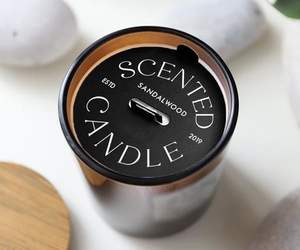 Étiquette personnalisée en papier kraft imprimée sur mesure avec design personnalisé, couvercle anti-poussière pour bougie avec avertissement et pelliculage. - Product Image 2