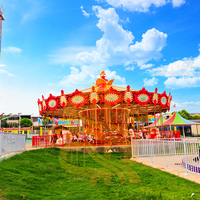 Manège coloré rouge avec boîte à musique, attraction de fête foraine