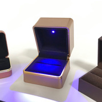 Boîte à bagues en velours de luxe avec logo personnalisé, emballage cadeau en cuir pour bijoux de mariage avec lumière LED