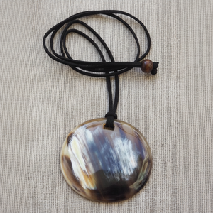 Collar con Colgante de Cuerno de Búfalo, Joyería Tribal Natural y Sostenible para Mujer, Alta Calidad - Product Image 1