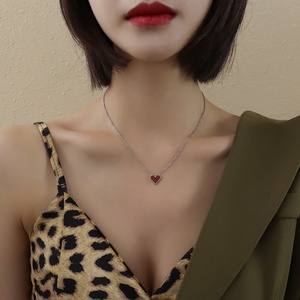 Collar de Corazón Rojo Acrílico Romántico, Collares con Colgante de Corazón de Acero Inoxidable Dorado para Mujer - Product Image 2