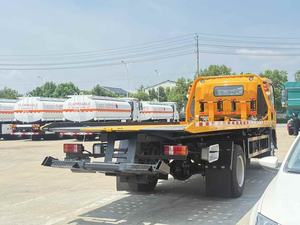 Camion automatique de barrière à fond plat Howo bon prix véhicules de sauvetage dépanneuse remorques de voiture bon marché - Product Image 4