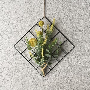 Décoration murale de fleurs artificielles Eleanor Rose, grille en métal noir avec fleurs jaunes et feuilles vertes pour la décoration de la maison CF01045 - Product Image 1