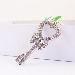 Llavero creativo <span class=keywords><strong>de</strong></span> lujo <span class=keywords><strong>de</strong></span> metal en forma <span class=keywords><strong>de</strong></span> corazón con diamantes <span class=keywords><strong>de</strong></span> imitación accesorio diario <span class=keywords><strong>de</strong></span> moda y regalo <span class=keywords><strong>de</strong></span> joyería romántica para el <span class=keywords><strong>amor</strong></span> - Product Image 4