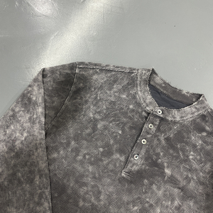 Camiseta Henley de punto gofrado gris lavado con efecto tie-dye para hombre, cuello redondo, estampado digital en las mangas, estilo casual, holgada, transpirable, estilo urbano. - Product Image 3