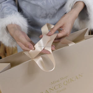 Bolsas de Regalo de Papel Kraft de Lujo Reutilizables Personalizadas con Grabado y Asas de Listón para Ropa, Perfumes, Compras y Promociones - Product Image 4