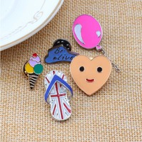 Corsage de style vacances romantiques, Claquettes de plage, Broche crème glacée, Badge nuages smiley, Ballon de confession, Motif tacheté