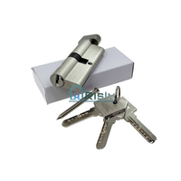 Cilindro de cobre con llave de ordenador y giro de pulgar