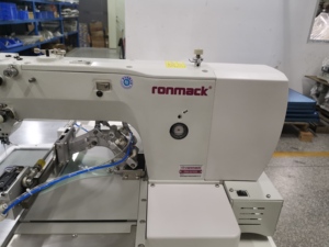 Machine à coudre industrielle à lit plat RONMACK RM-326G-2210 à point noué automatique et à motifs informatisés (220x100mm) pour l'industrie du vêtement - Product Image 4