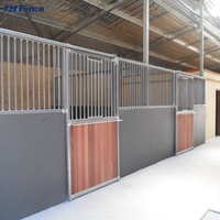 Écurie extérieure pour chevaux avec toit, panneaux de box en acier, abri portable pour chevaux, portail à charnières