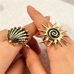 Bague ouverte vintage en acier inoxydable plaqué or véritable 18 carats, motif spirale soleil hélice coquillage, design bicolore or noir, résistante au ternissement - Product Image 1