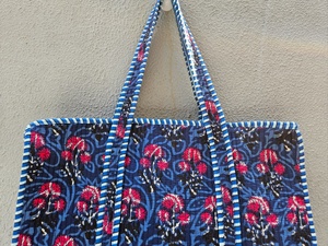 Bolsa de Mano de Algodón Azul y Rosa Hecha a Mano, Bolso con Estampado de Bloques Acolchado, Bolsa Reutilizable para Uso Diario, Regalo Sostenible para Mujeres - Product Image 3