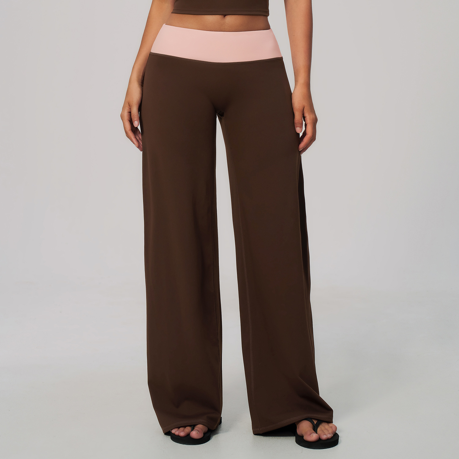 Sienne brûlée avec un pantalon en poudre éclaboussée
