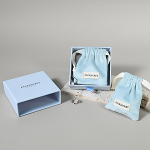 Pochette à bijoux en microfibre colorée personnalisée avec logo, sacs cadeaux à cordon, pochette en tissu avec impression en relief et étiquette - Product Image 6