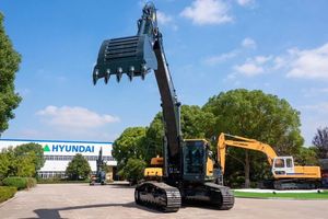 Excavadora de cadenas Hyundai HX375 original de alta calidad con motor, caja de cambios y PLC - 1 año de garantía - ¡Gran oferta! - Product Image 6