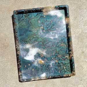 Bandeja de Resina Artística con Acabado Hecho a Mano de Alta Calidad y Diseño Elegante, Ideal para Servir Alimentos, Bebidas y como Decoración de Mesa - Product Image 1