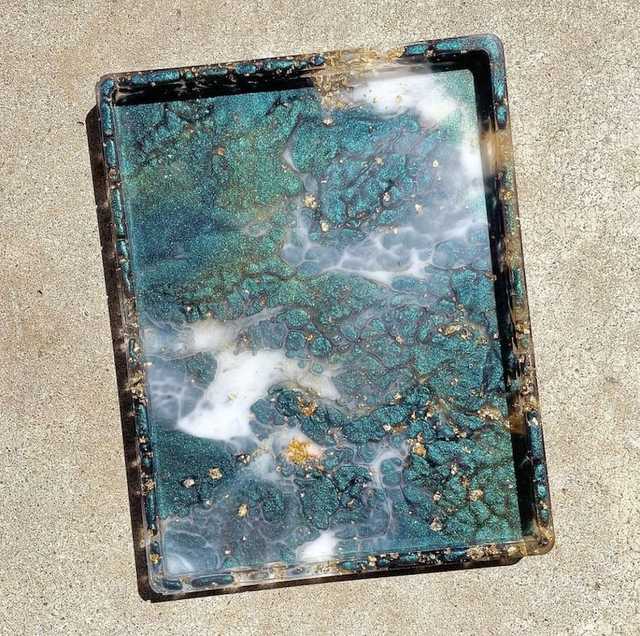 Artistic Resin Tray With High Quality Handmade Finish And Stylish Design Ideal For Serving Food Drinks And Decorative Table