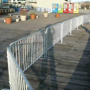 Barriera per Folla con Piedi Piatti in Acciaio Zincato Verniciato a Polvere Resistente Barriera Pedonale Pannelli di Recinzione Temporanea Rimovibili Grado Ingegneristico - Product Image 3