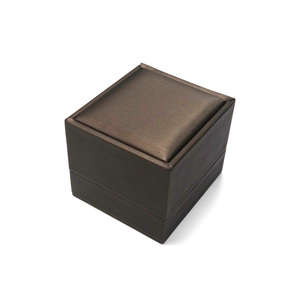 Trường hợp lưu trữ vòng sang trọng với khe cá nhân và đệm sang trọng để giữ cho chiếc nhẫn quý giá của bạn an toàn và có tổ chức - Product Image 1