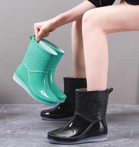 YL6036 venta al por mayor <span class=keywords><strong>Botas</strong></span> <span class=keywords><strong>de</strong></span> <span class=keywords><strong>lluvia</strong></span> para mujer antideslizantes nuevo tubo corto Midi PVC zapatos impermeables <span class=keywords><strong>botas</strong></span> <span class=keywords><strong>de</strong></span> agua <span class=keywords><strong>de</strong></span> fondo grueso para mujer - Product Image 3
