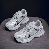Une chaussure de sport pour femme de style coréen tendance avec un design en maille blanche et grise pour les passionnés de streetwear d'automne