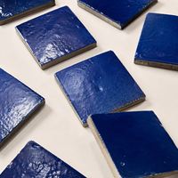 Carreaux de céramique émaillés bleu cobalt carrés, style Zellige marocain, carreaux muraux faits à la main pour salle de bain et intérieur d'hôtel en stock