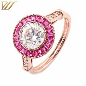 Dolce e bella 14k oro rosa personalizzato belle anello di fidanzamento taglio rotondo 1.5ct moissanite centro di pietra con rubino halo - Product Image 1