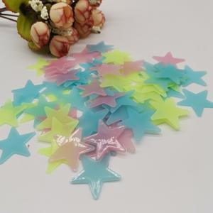 Paquete de 100 Piezas de Adhesivos de Pared de Estrellas Luminosas Fluorescentes de Plástico que Brillan en la Oscuridad de 3 cm para Niños - Product Image 4