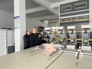 Machine de remplissage de couettes et d'oreillers entièrement automatique, intelligente, haute vitesse, à 10 canaux, type canal, KWS-2610P, erreur de 0,5g - Product Image 3