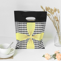 40*50cm Poignées découpées Porte-doigts Sacs cadeaux en plastique PE Sac à provisions pour vêtements Cosmétique Papeterie
