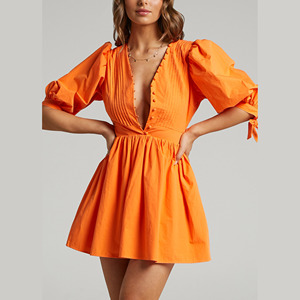 Basso MOQ abiti <span class=keywords><strong>bianchi</strong></span> personalizzati da <span class=keywords><strong>donna</strong></span> profondo scollo a V con bottone anteriore in Voile di cotone plissettato abito bianco semplice da <span class=keywords><strong>donna</strong></span> - Product Image 5