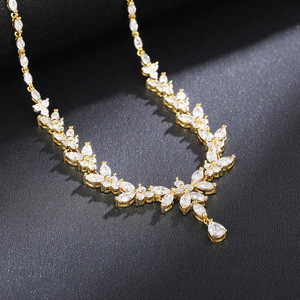 Collana in Oro da Donna di Lusso con Cristalli Taglio Marquise, Strass, Fiori e Perline, Gioielli Raffinati per Matrimonio con Incastonatura a Griffe - Product Image 1