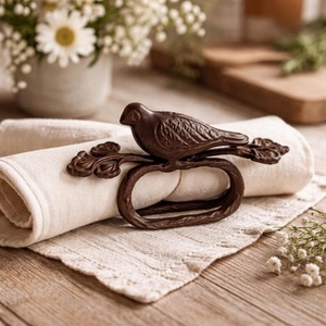 Anneaux de serviette vintage en forme d'oiseau, décoration de table rustique style forêt, porte-serviettes inspirés de la nature, pour salle à manger style ferme et cottagecore - Product Image 1