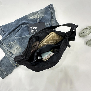 Nouveau grand sac de voyage durable et imperméable pour femmes, logo personnalisé, designer, multi-poches, fermeture éclair, sac à langer, sac bandoulière - Product Image 4