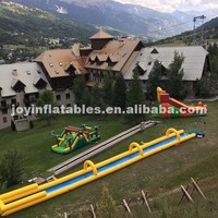 Toboggan Aquatique Gonflable Personnalisé Jaune et Bleu, Glissade Géante Gonflable pour Adultes et Enfants, Jeu d'Eau Amusant Urbain