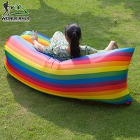 200KG au-dessus de la chaise de lit paresseux en PVC de canapé d'air gonflable en couleur arc-en-ciel 240x70mm sac de couchage de style momie pour une utilisation intérieure et extérieure