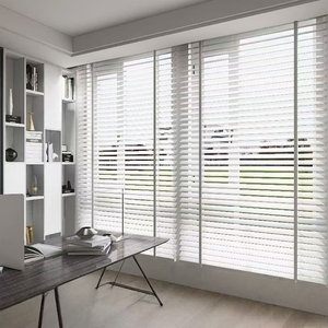 Volets électriques en <span class=keywords><strong>bois</strong></span> peints Finition de <span class=keywords><strong>couleur</strong></span> personnalisée Lamelles de 50mm <span class=keywords><strong>Baguette</strong></span> d'inclinaison lisse Design moderne Écologique pour fenêtre intérieure - Product Image 2