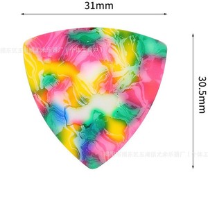 Grande plectre de guitare triangulaire en celluloïd, 31mm x 30.5mm, forme universelle en forme de larme pour instruments de musique - Product Image 1