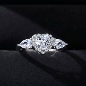 Anello da Donna F739 in Oro Bianco con Diamante Naturale Taglio a Pera Colore D, Anello di Fidanzamento con Diamanti Laterali - Product Image 3