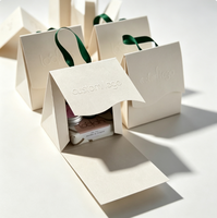 Boîte cadeau triangulaire personnalisée en relief avec poignée, fermeture à boucle et crochet, boîte d'emballage pour cosmétiques, bonbons, cadeaux de mariage