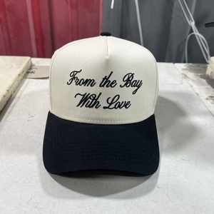 Casquette de baseball en coton personnalisée avec broderie « From the Bay with love » Casquettes de camionneur pour mariage Adultes Deux tons 5 panneaux Casquette snapback sport - Product Image 1