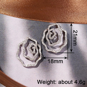 Orecchini a perno a forma di rosa cava per donna, design floreale romantico, accessori per l'orecchio da indossare tutti i giorni - Product Image 4