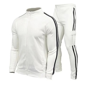Ensemble de survêtement blanc pour homme avec veste zippée et pantalon, rayures noires, design sportif, polyester respirant, idéal pour l'automne - Product Image 1