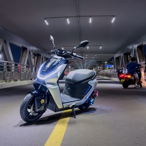 Moto électrique ZEEHO AE7PRO 72V 8KW Middrive avec batterie lithium amovible 45Ah, vitesse maximale 80 km/h, puissante, avec ABS - Product Image 1
